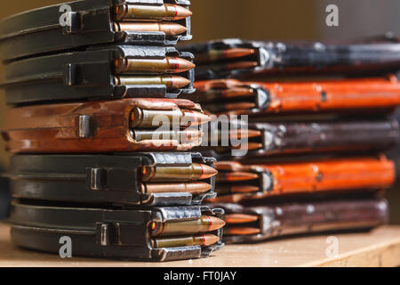 Le munizioni per pistole di macchina con riviste caricato Foto Stock