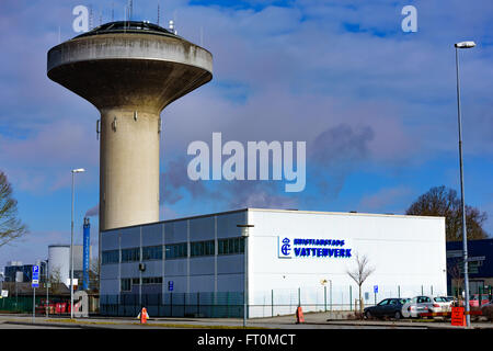 Kristianstad, Svezia - 20 Marzo 2016: il Water Tower e il Kristianstads Vattenverk alimentazione idrica edificio di inizio primavera. Foto Stock