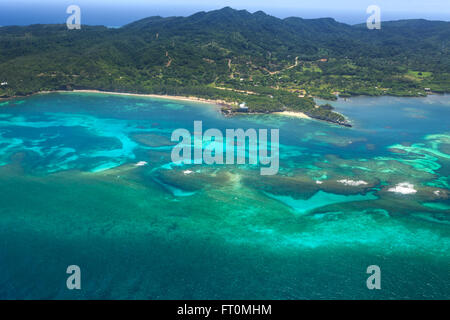 Immagine aerea di Roatan Island e reef off coast Foto Stock