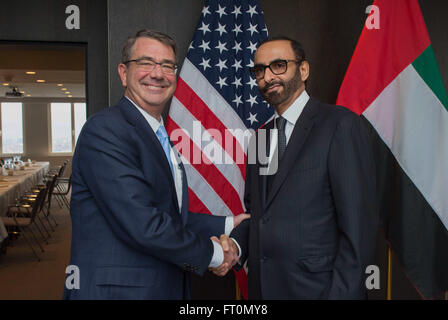 Il Segretario della Difesa Ash Carter saluta Emirati arabi uniti il Ministro di Stato per gli affari della difesa Mohammed Al Bowardi come egli arriva a Bruxelles per discutere di questioni di reciproco interesse del 12 febbraio 2016. Segretario Carter era a Bruxelles per partecipare a ministri della difesa della NATO e di incontro per soddisfare con la partecipazione dei ministri della difesa dei paesi che sono i maggiori contributori alla coalizione di lotta contro lo Stato islamico dell Iraq e il levante. (Foto di Senior Master Sgt. Adrian Cadice)(rilasciato) Foto Stock