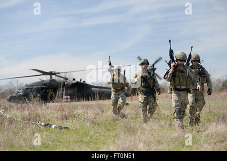 Tactical air parte di controllo aviatori assegnati alla 147th aria supportano operazioni squadrone, 147th ala di ricognizione in base al campo di Ellington in Houston, lavorare a stretto contatto con i soldati della Texas Army National Guard 197th della truppe speciali Supporto Azienda Marzo 5, 2016 a Camp Swift vicino Bastrop, Texas. L'aria guardie eseguite in prossimità del supporto di aria e di un assalto con i soldati e l'esercito aviatori per individuare un elevato valore bersaglio in un combattimento simulato l'ambiente. (Air National Guard foto di Senior Airman Chasity Lollis/rilasciato) Foto Stock