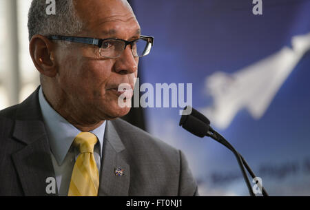 L'amministratore della NASA Charles Bolden interviene in una conferenza stampa il 29 febbraio 2016, annunciando l'assegnazione del contratto per l'aereo dimostrativo a basso boom della NASA come parte dell'iniziativa New Aviation Horizons. L'evento si è svolto presso l'aeroporto nazionale Ronald Reagan di Washington ad Arlington, Virginia. Foto Stock