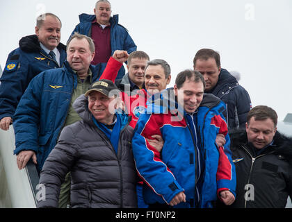 I cosmonauti russi Mikhail Kornienko e Sergey Volkov, insieme all'astronauta della NASA Scott Kelly, tornano sulla Terra dopo una missione di un anno a bordo della stazione spaziale Internazionale, completando la ricerca scientifica, le operazioni di volo spaziale e gli obiettivi della missione in Kazakistan. Foto Stock
