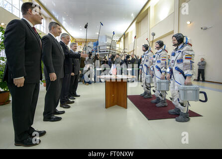 L'astronauta della NASA e futuro direttore delle operazioni NASA a Star City Doug Wheelock, sinistra, astronauta della NASA e direttore delle operazioni NASA a Star City Dan Burbank, Gagarin Cosmonaut Training Center (GCTC) Capo cosmonauta ed esame finale copresidente della commissione Valery Korzun e Esame finale copresidente della commissione Alexander Kalery di Energia parlare di spedizione backup di 47 membri di equipaggio: astronauta della NASA Shane Kimbrough, cosmonauta russo Sergei Ryzhikov di Roscosmos e, cosmonauta russo Andre Borisenko di Roscosmos, prima dell'equipaggio di entrare nella Soyuz simulatore per la loro Soyuz esami di qualifica, mercoledì Foto Stock