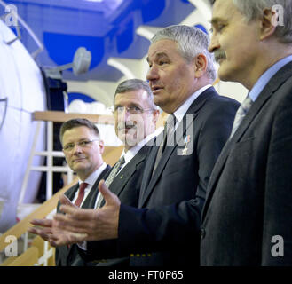 Gagarin Cosmonaut Training Center (GCTC) Capo cosmonauta ed esame finale copresidente della commissione Valery Korzun, terzo da sinistra, parla di spedizione 47 membri di equipaggio davanti a loro Soyuz esami di qualifica come astronauta della NASA e futuro direttore delle operazioni NASA a Star City Doug Wheelock, sinistra, astronauta della NASA e direttore delle operazioni NASA a Star City Dan Burbank e Esame finale copresidente della commissione Alexander Kalery di energia a guardare, mercoledì 24 febbraio, 2016, al Gagarin Cosmonaut Training Center (GCTC) in Star City, Russia. Foto Stock