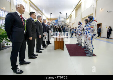 Expedition 47 membri di equipaggio in loro il russo Sokol tute: astronauta della NASA Jeff Williams, sinistra, cosmonauti russi Alexei Ovchinin, centro e Oleg Skripochka di Roscosmos, incontro con l'astronauta dell'ESA Luca Parmitano, sinistra, astronauta della NASA e futuro direttore delle operazioni NASA a Star City Doug Wheelock, astronauta della NASA e direttore delle operazioni NASA a Star City Dan Burbank, Gagarin Cosmonaut Training Center (GCTC) Capo cosmonauta ed esame finale copresidente della commissione Valery Korzun e Esame finale copresidente della commissione Alexander Kalery di energia durante gli equipaggi di Soyuz finale degli esami di qualifica, Thursda Foto Stock