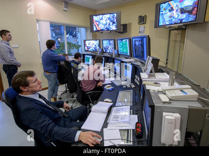 Ingegneri lavorano nel simulatore Soyuz sala di controllo come spedizione 47 membri di equipaggio: astronauta della NASA Jeff Williams, cosmonauti russi Oleg Skripochka e Alexei Ovchinin di Roscosmos prendere loro finale Soyuz esami di qualifica, giovedì 25 febbraio, 2016, al Gagarin Cosmonaut Training Center (GCTC) in Star City, Russia. Foto Stock