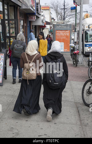 Musulmano due ragazze adolescenti a casa a piedi da high school lungo la Quinta Avenue a Park Slope, Brooklyn, New York. Foto Stock