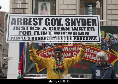 Manifestazione contro le guerre degli Stati Uniti all'estero e per la giustizia sociale a casa in Harold Square NYC. Foto Stock