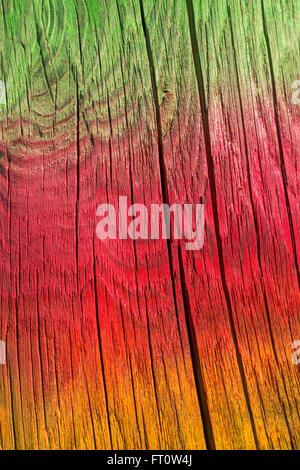 Incrinati texture di legno spruzzato con verde, rosso e giallo. Preso in close-up. Foto Stock