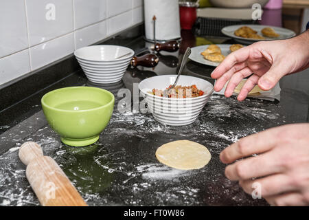 Pasta di riempimento in ambiente domestico Foto Stock