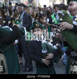 Giovani bagpiper in pronto a marzo a san Patrizio Parade lungo la Quinta Avenue a New York City. Foto Stock