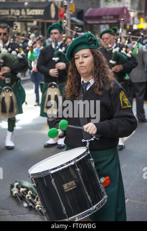 Tubo e bande di tamburo sintonizzati e pronto a marzo in san Patrizio Parade lungo la Quinta Avenue in New York City. Foto Stock