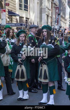 Tubo e bande di tamburo sintonizzati e pronto a marzo in san Patrizio Parade lungo la Quinta Avenue in New York City. Foto Stock