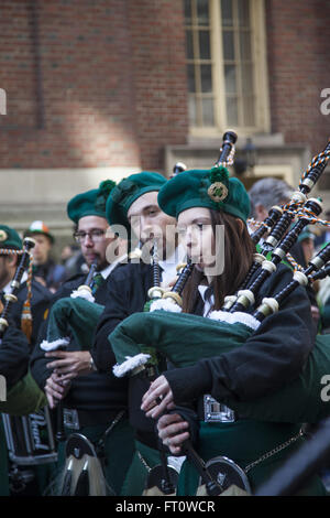 Tubo e bande di tamburo sintonizzati e pronto a marzo in san Patrizio Parade lungo la Quinta Avenue in New York City. Foto Stock