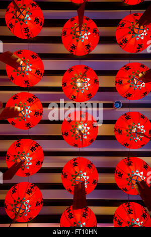 Lanterne rosse appese al soffitto in Chun Tai Chang Monastero, Puli, Nantou County, Taiwan Foto Stock