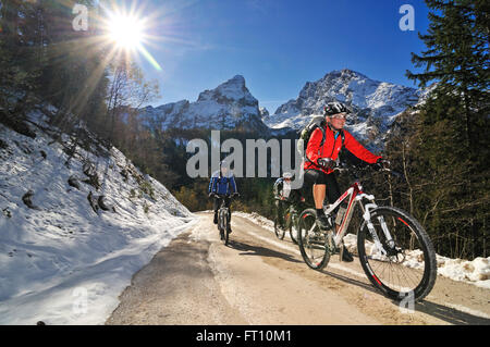 Mountain biker in salita per Kuehroint alp, Berchtesgadener Land, Alta Baviera, Germania Foto Stock