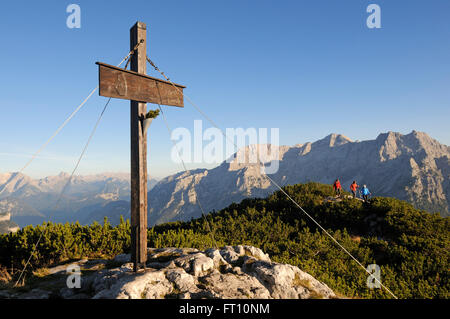 Gli escursionisti femmina sul monte Steinplatte, Waidring, Tirolo, Austria Foto Stock