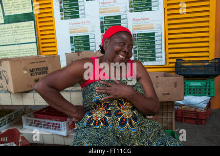 Donna sorridente, Basse-Terre, Basse-Terre Guadalupa Foto Stock
