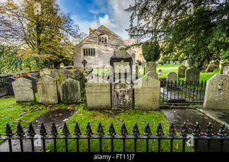 Le tombe di William Wordsworth e la famiglia a St Oswald è la Chiesa, Grasmere nel Distretto del Lago. Foto Stock