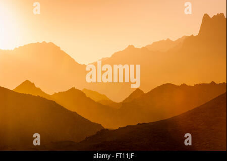 Delle montagne del deserto al tramonto, il deserto orientale, Hurghada, Mar Rosso, Egitto Foto Stock