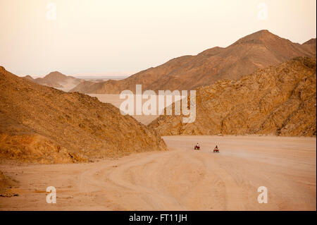 Quad nel Deserto Orientale al tramonto, Hurghada, Mar Rosso, Egitto Foto Stock