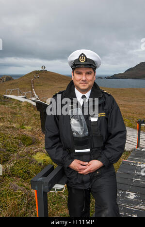 Armada de Chile officer presso l'ingresso al percorso che conduce al monumento di Albatros, Cabo de Hornos National Park, Magallanes y la Antartica Chilena Regione, Patagonia, Cile Foto Stock