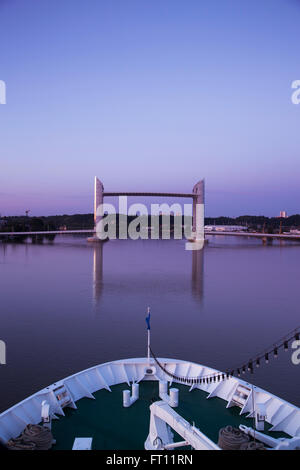 Prua di nave da crociera MS Deutschland Reederei Peter Deilmann e Pont Jacques Chaban-Delmas ponte di sollevamento al crepuscolo, Bordeaux, Gironde, Aquitane, Francia Foto Stock