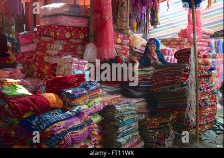 Fornitore con coperte e materassi, monastero festival e mercati nel Mongpai a sud del Lago Inle, Stato Shan, MYANMAR Birmania, Asia Foto Stock