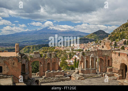 Vista verso l'Etna dal teatro greco, Taormina, Sicilia, Italia Foto Stock