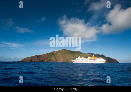 Expedition nave da crociera MS Hanseatic Hapag-Lloyd Crociere all'ancoraggio, Pitcairn, Pitcairn gruppo di isole, British territorio di oltremare, Sud Pacifico Foto Stock