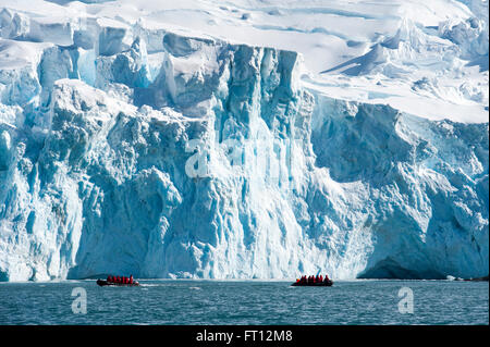 Gommone ZODIAC escursione per i passeggeri di un expedition nave da crociera MS Hanseatic Hapag-Lloyd crociere di fronte a un gigantesco iceberg, Point Wild, elefante isola, a sud le isole Shetland, Antartide Foto Stock