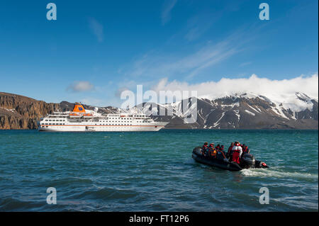 Gommone ZODIAC escursione per i passeggeri di crociera spedizione nave MS Hanseatic Hapag-Lloyd crociere, isola Deception, a sud le isole Shetland, Antartide Foto Stock