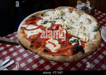 Pizza Lombardi in quello che una volta era il Little Italy. Lombardi è aperto nel 1905 e afferma che era l'America la prima pizzeria. Foto Stock