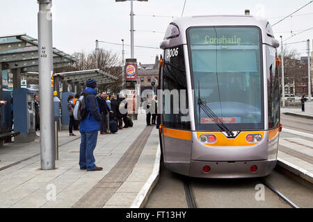 Tram luas in corrispondenza della piattaforma Dublino Irlanda Foto Stock