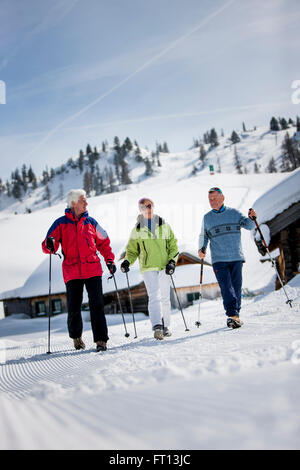 Tre alti persone adulte nordic walking nella neve, Fageralm, Salisburgo, Austria Foto Stock