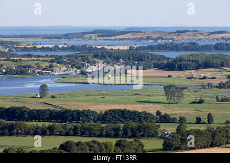 Vista da Granitz Hunting Lodge su Sudest Ruegen Riserva della Biosfera, Baia di Greifswald in background, isola di Ruegen, Meclemburgo-Pomerania, Germania Foto Stock