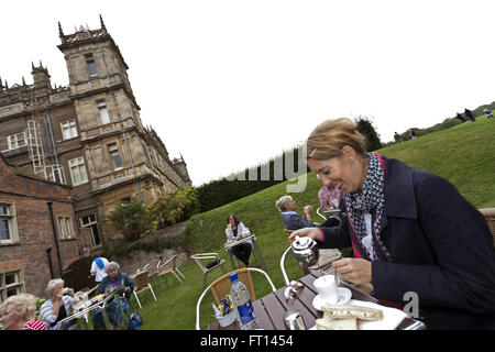 Donna gustando il tè a Highclere Castle, televisori Cavendish Abbey, Newbury, West Berkshire, Inghilterra, Regno Unito Foto Stock