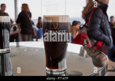 La pinta di Guinness al gravity bar GUINNESS STOREHOUSE Dublino Irlanda Foto Stock