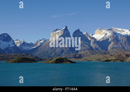 Il lago Pehoe , Cuernos del Paine e Monte Almirante Nieto nel Parco Nazionale Torres del Paine, Patagonia, Cile Foto Stock