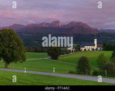 Chiesa di Wilparting, Wendelstein in background, Irschenberg, Baviera, Germania Foto Stock