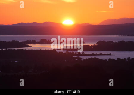 Il lago di Chiemsee con Fraueninsel di sunrise, Baviera, Germania Foto Stock