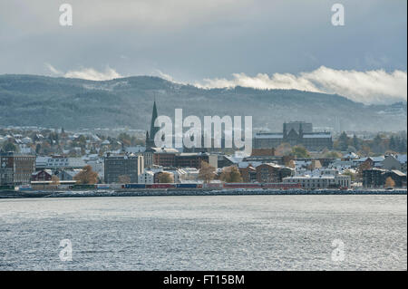 Trondheim visto dalla nave Hurtigruten Nordlys MS. La Norvegia. Europa Foto Stock