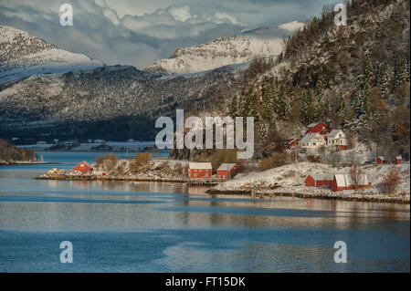 Crociera Hurtigruten nave MS Nordlys passando la costa di Helgeland. La Norvegia. Europa Foto Stock