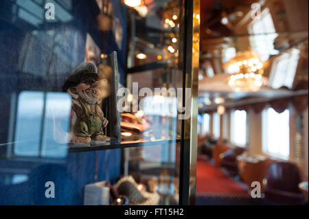 Troll figure per la vendita a bordo della nave Hurtigruten Nordlys MS. Norvegia Foto Stock