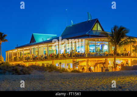 Il ristorante le alette in corrispondenza di Sharky sul molo al tramonto sul Golfo del Messico in Florida Venezia Foto Stock