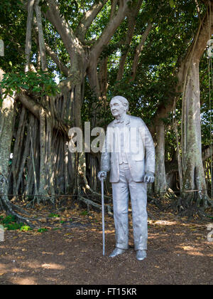 Thomas Edison statua e Banyan Tree a Edison e Ford Winter Estates in Fort Myers Florida Foto Stock