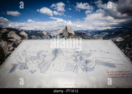 Visualizzazione di mezza cupola dal punto ghiacciaio nel Parco Nazionale di Yosemite in California Foto Stock