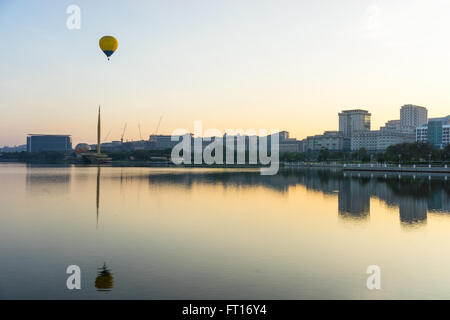 PUTRAJAYA, Malesia - 10 GENNAIO 2016; vista la mattina in Putrajaya, un ben pianificato city, 25 km a sud di Kuala Lumpur. Foto Stock