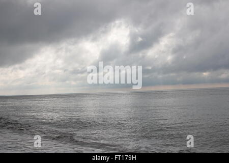 Drammatica cielo sopra il mare di argento Foto Stock